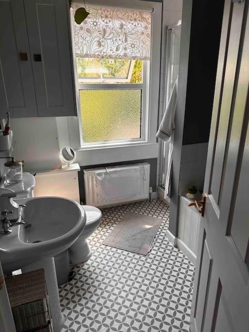Cosy 19th Century Two Bedroomed With Continental Breakfast * Бат