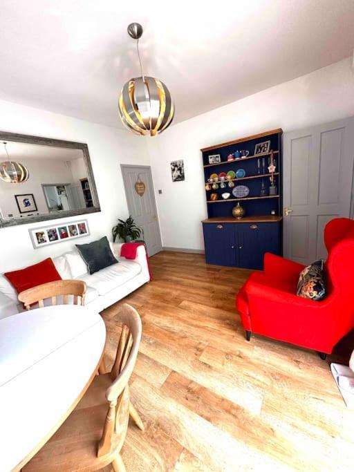 Cosy 19th Century Two Bedroomed With Continental Breakfast Бат